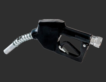 Texto alternativo (alt): Boquilla de repostaje de combustible negra con muelle metálico, utilizada en depósitos portátiles de diésel.