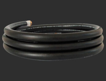 Manguera negra de goma enrollada, utilizada para el trasvase de combustible en depósitos portátiles de diésel.