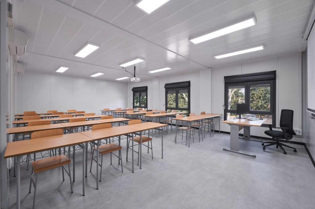 Aula con mesas y sillas.