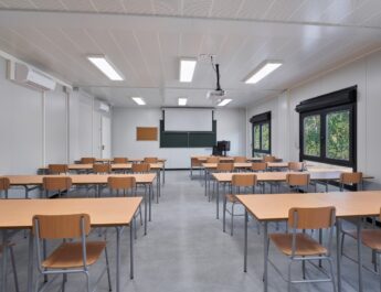 Aula con mesas y sillas