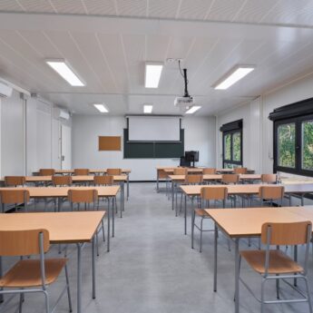 Aula con mesas y sillas.