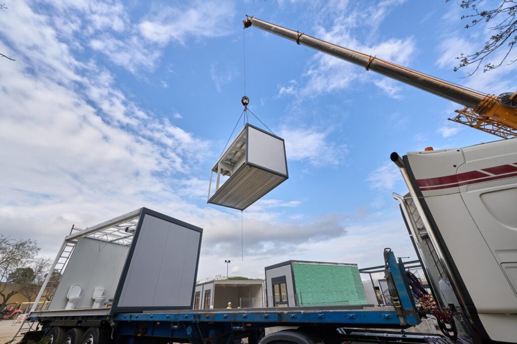 Grúa manipulando módulos