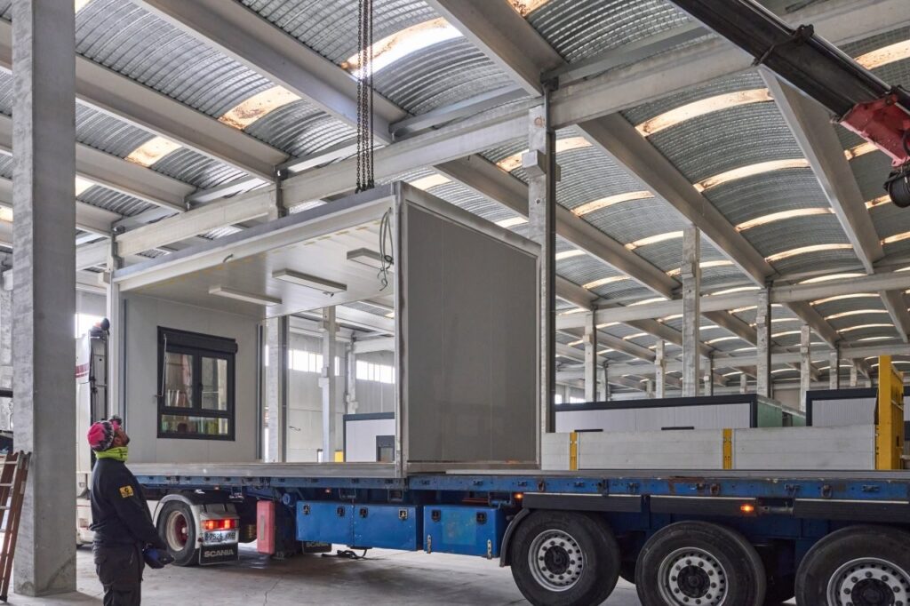 Carga de uno de los módulos en el camión