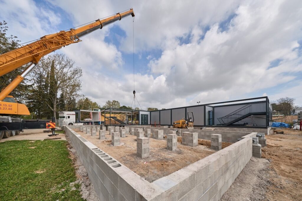 Colocación de módulos prefabricados con grúa