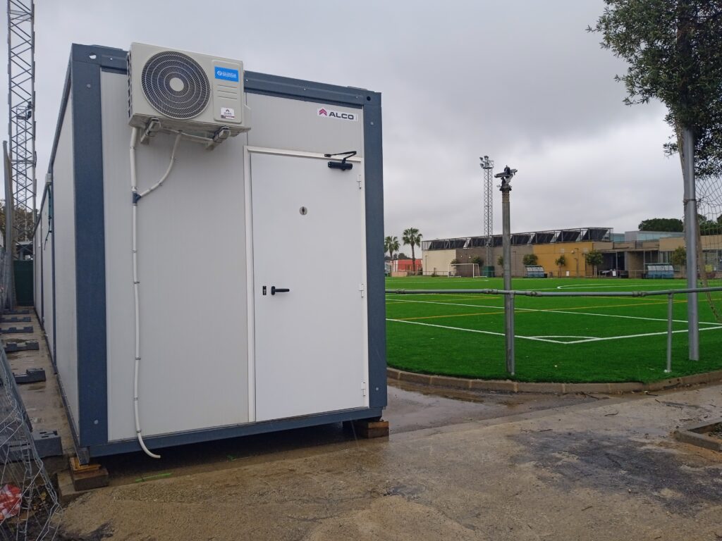 Detalle de vestruarios ALCO en campo de fútbol municipal