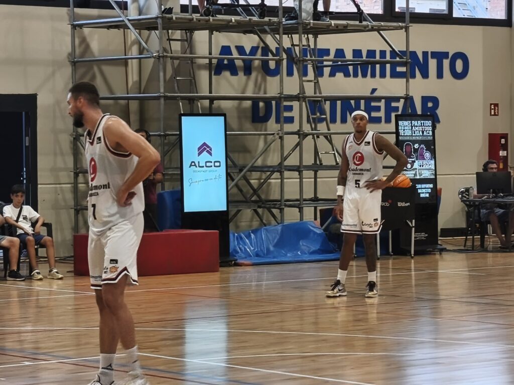 Jugadores del Casademont Zaragoza e Hiopos Lleida en el pabellón de Binéfar patrocinado por Grupo ALCO