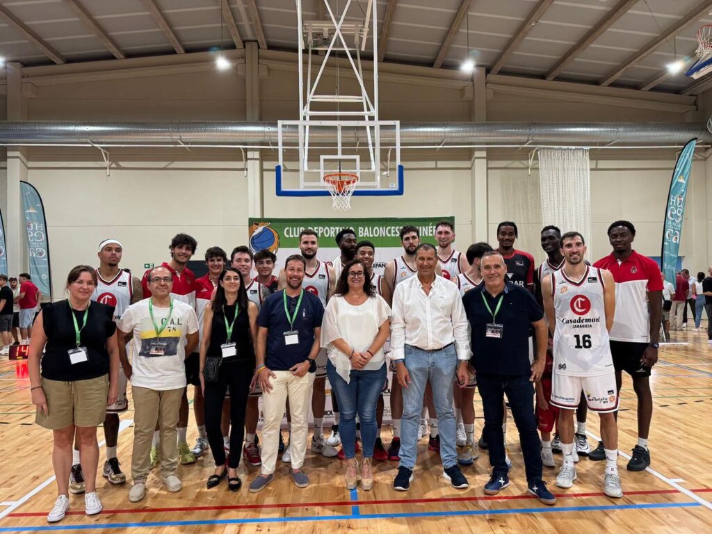 Jugadores del Casademont Zaragoza e Hiopos Lleida, junto a las autoridades, en el pabellón de Binéfar patrocinado por Grupo ALCO
