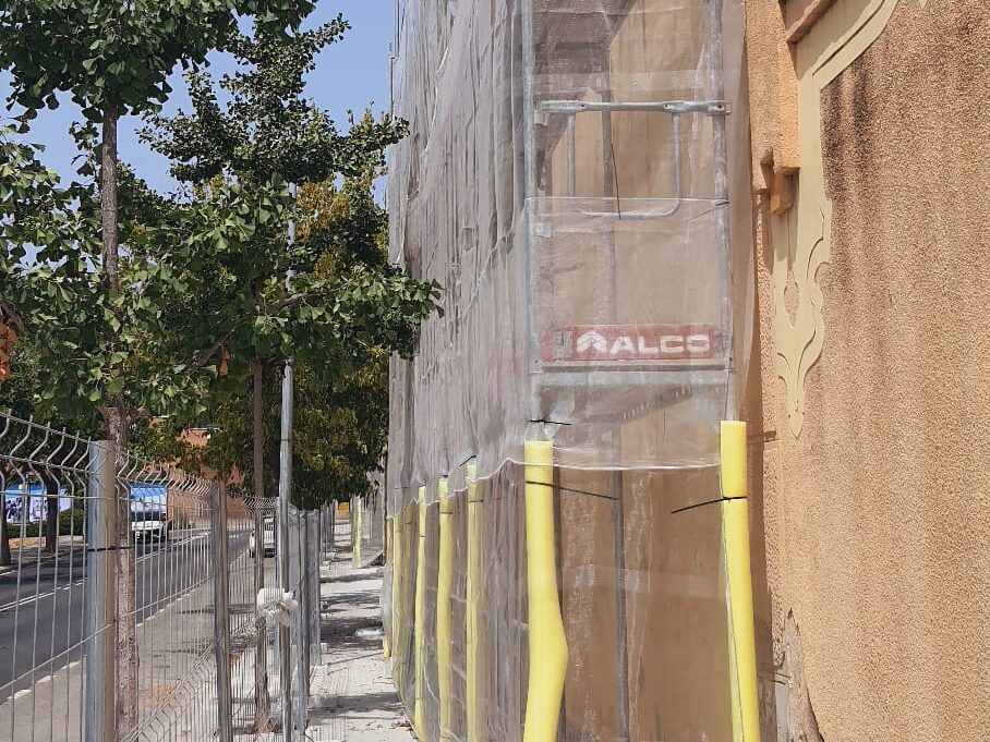 Estructura de andamio de fachada adaptada a la geometría exterior del consistorio de Les Franqueses
