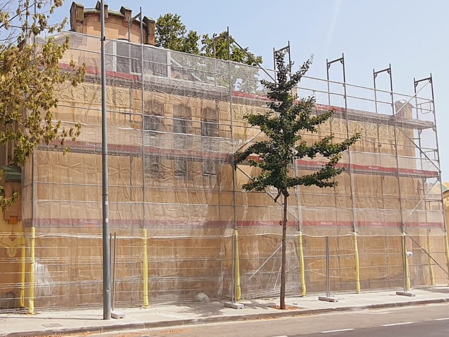 Andamios de seguridad para la rehabilitación de muros exteriores en el consistorio de Les Franqueses