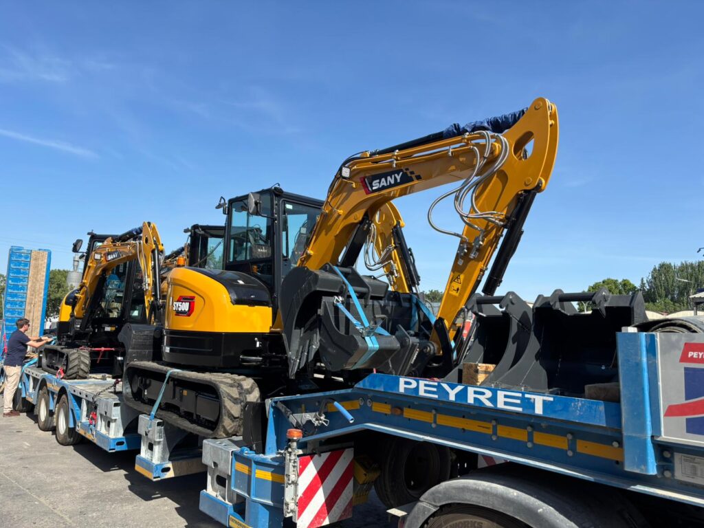 Transporte de nueva excavadora de cadenas sobre camión para el parque de maquinaria de Grupo ALCO