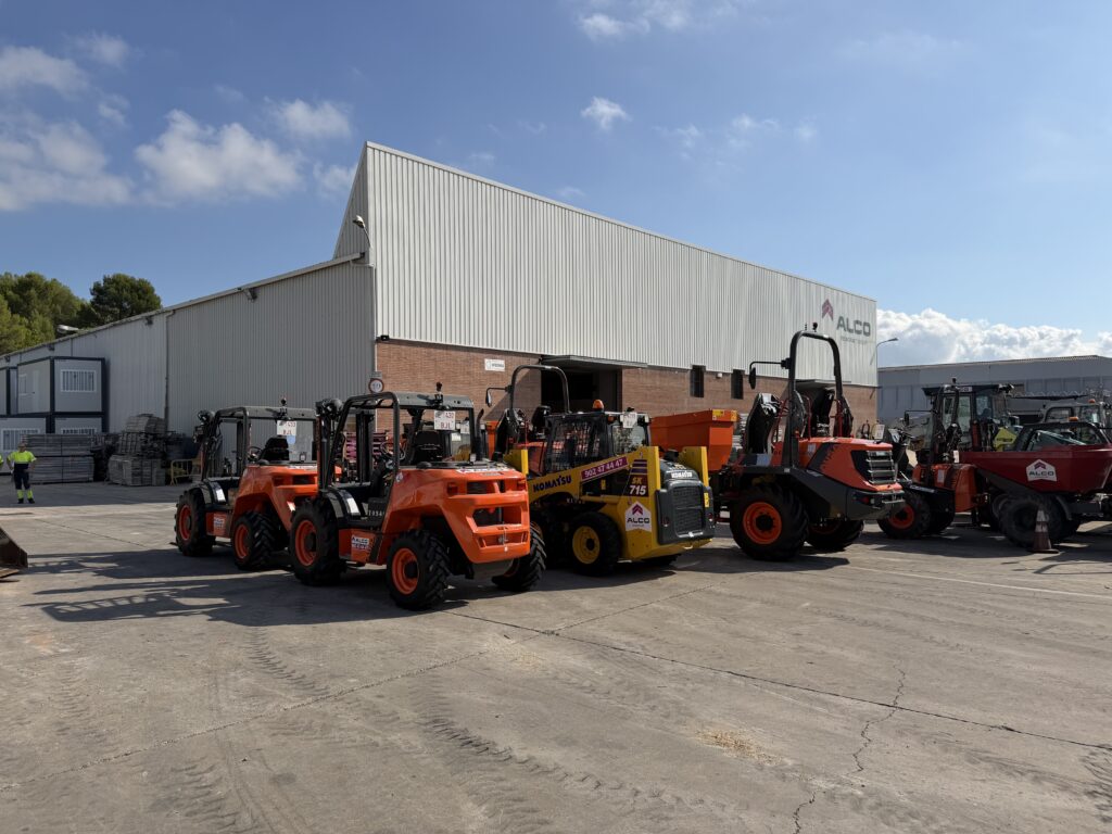 Flota renovada de carretillas elevadoras todo terreno para alquiler en la nave de Grupo ALCO