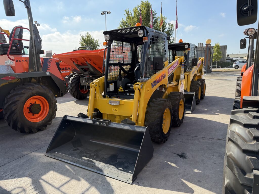 Minicargadora sobre ruedas Komatsu equipada con pala frontal para obras de construcción